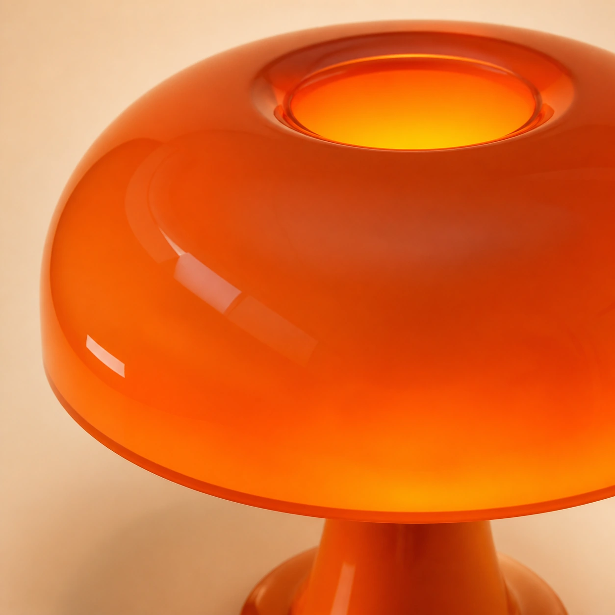 Détail du verre orange d'une lampe champignon Dôme Paris